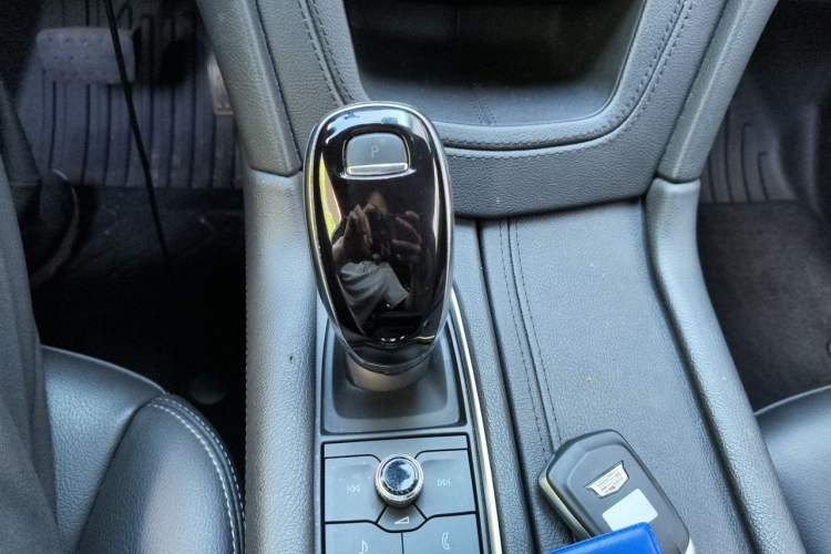 Used Cadillac XT6 2021 2.0T 6-Seater Two-Wheel Drive Luxury Version Gear Lever