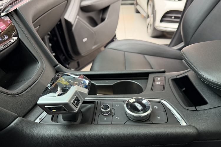 Used Cadillac XT6 2021 2.0T 6-Seater Two-Wheel Drive Luxury Version Interior 8
