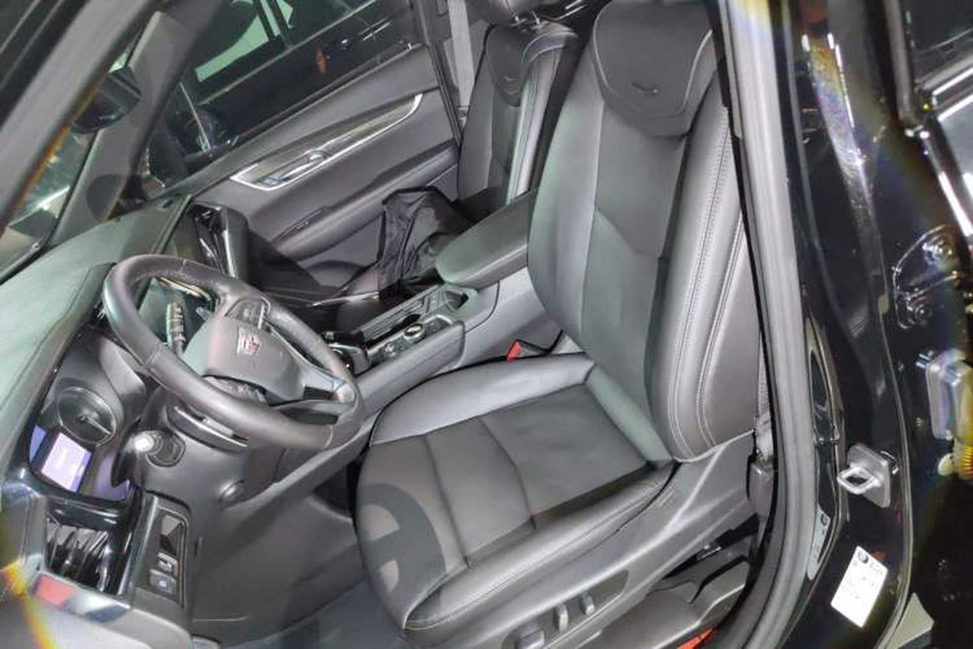 Used Cadillac XT6 2021 2.0T Six-Seater Four-Wheel-Drive Prestige Version Left Front Seat