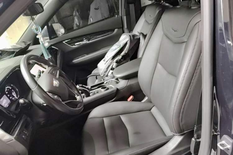 Used Cadillac XT6 2021 2.0T 7-Seater Two-Wheel-Drive Luxury Version Left Front Seat