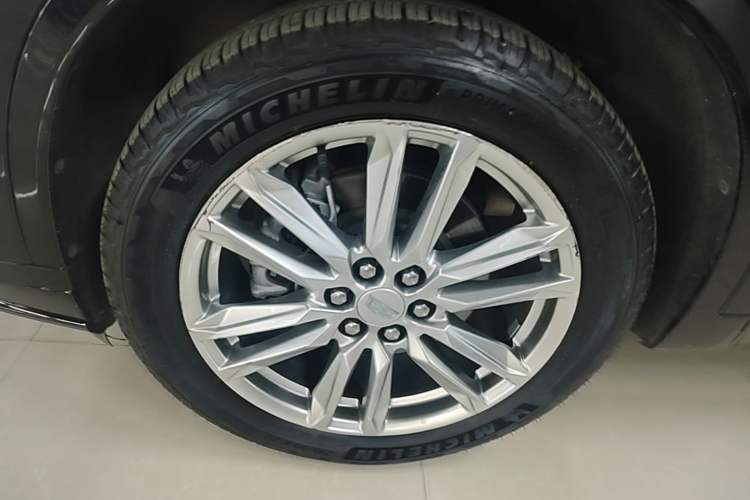 Used Cadillac XT6 2021 2.0T Six-Seater Four-Wheel-Drive Luxury Version Left Front Wheel Hub