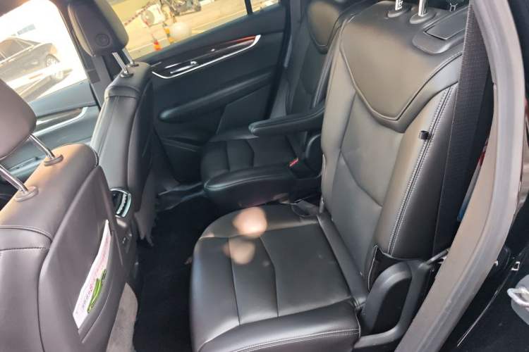 Used Cadillac XT6 2021 2.0T Six-Seater Four-Wheel-Drive Prestige Version Left Rear Seat