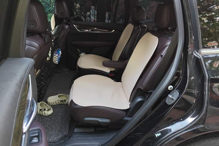 Used Cadillac XT6 2021 2.0T Six-Seater Four-Wheel-Drive Luxury Version Left Rear Seat