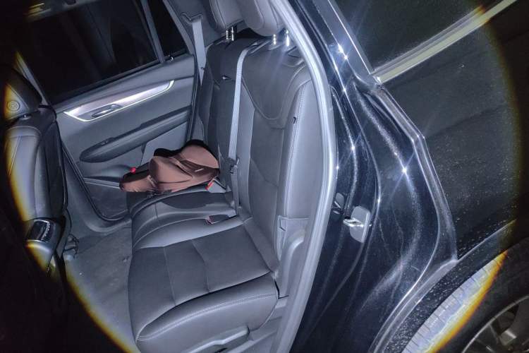 Used Cadillac XT6 2021 2.0T Seven-Seater Four-Wheel Drive Luxury Version Left Rear Seat