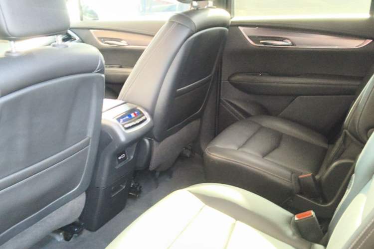 Used Cadillac XT6 2021 2.0T Six-Seater Four-Wheel-Drive Luxury Version Left Rear Seat