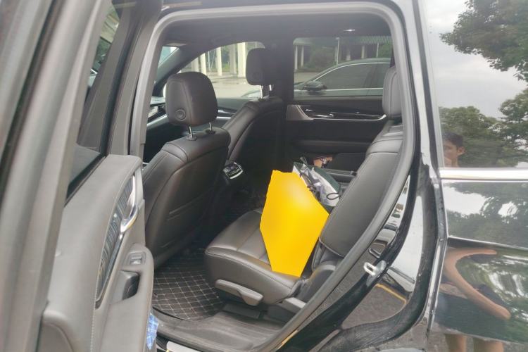 Used Cadillac XT6 2021 2.0T Six-Seater Four-Wheel-Drive Prestige Version Left Rear Seat
