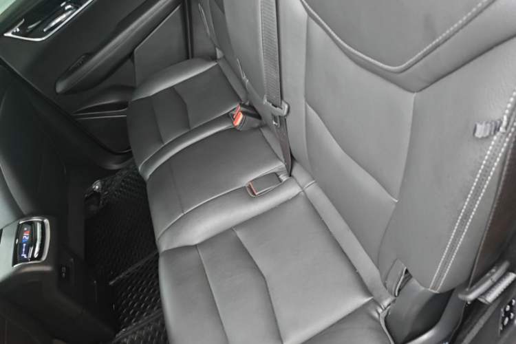Used Cadillac XT6 2021 2.0T 7-Seater Two-Wheel-Drive Luxury Version Left Rear Seat