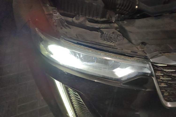 Used Cadillac XT6 2021 2.0T Six-Seater Four-Wheel-Drive Luxury Version Right Front Headlight