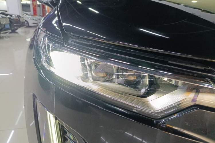 Used Cadillac XT6 2021 2.0T Six-Seater Four-Wheel-Drive Luxury Version Right Front Headlight