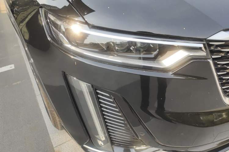 Used Cadillac XT6 2021 2.0T 6-Seater Two-Wheel Drive Luxury Version Right Front Headlight