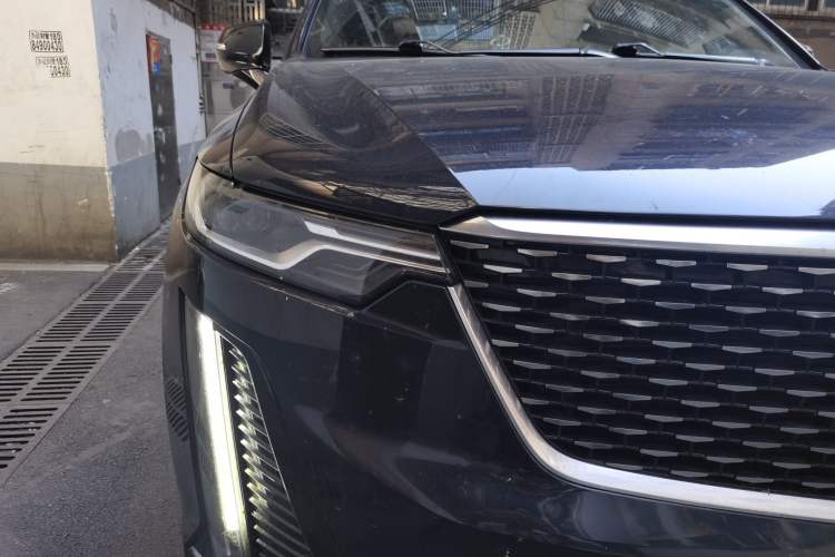 Used Cadillac XT6 2021 2.0T Six-Seater Four-Wheel-Drive Luxury Version Right Front Headlight