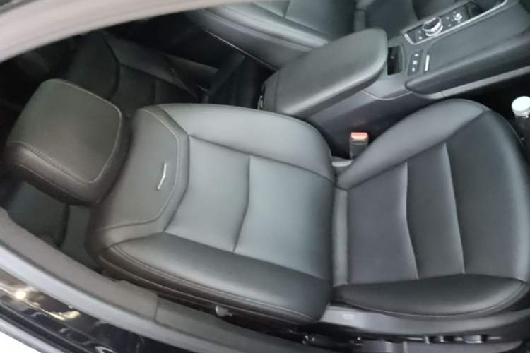 Used Cadillac XT6 2021 2.0T 6-Seater Two-Wheel Drive Luxury Version Right Front Seat