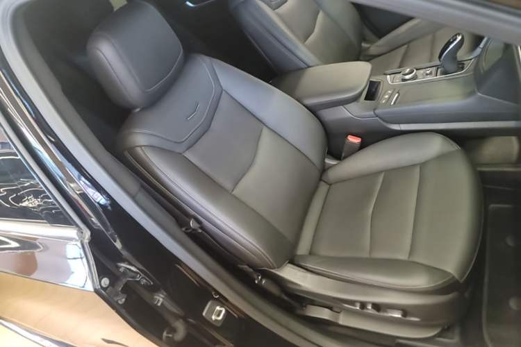 Used Cadillac XT6 2021 2.0T Six-Seater Four-Wheel-Drive Luxury Version Right Front Seat