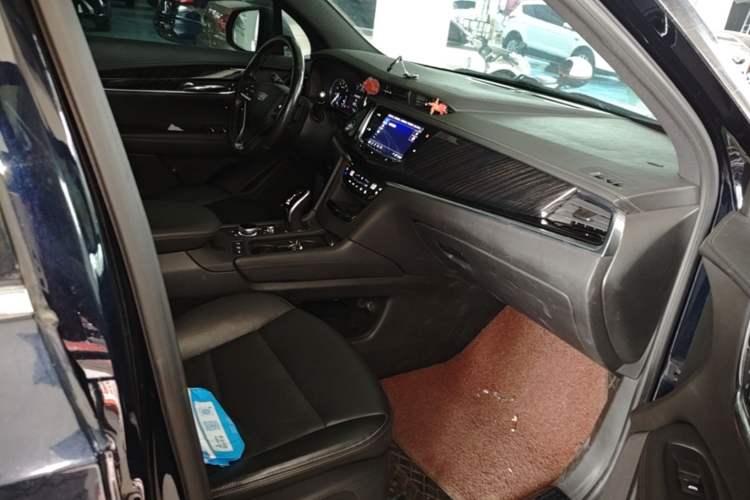 Used Cadillac XT6 2021 28T Six-Seater Four-Wheel-Drive Luxury Version Right Front Seat