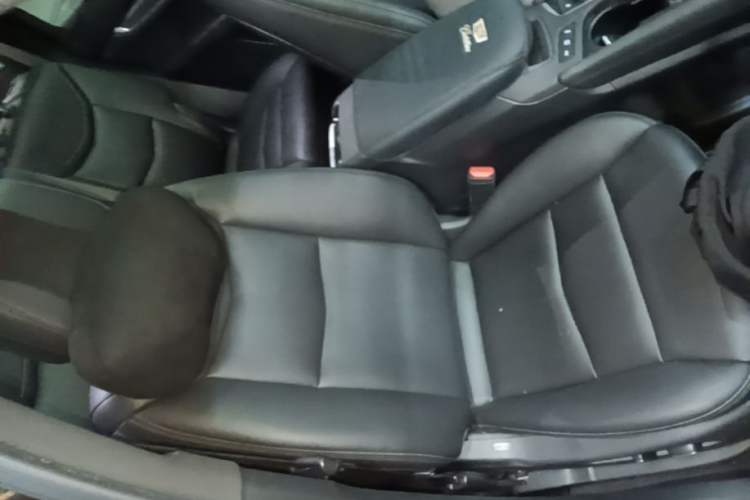 Used Cadillac XT6 2021 2.0T Seven-Seater Four-Wheel Drive Luxury Version Right Front Seat