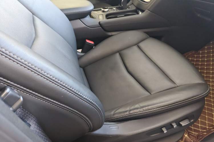 Used Cadillac XT6 2021 2.0T 7-Seater Four-Wheel Drive Luxury Version Right Front Seat