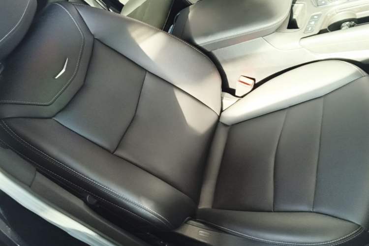 Used Cadillac XT6 2021 2.0T Six-Seater Four-Wheel-Drive Luxury Version Right Front Seat