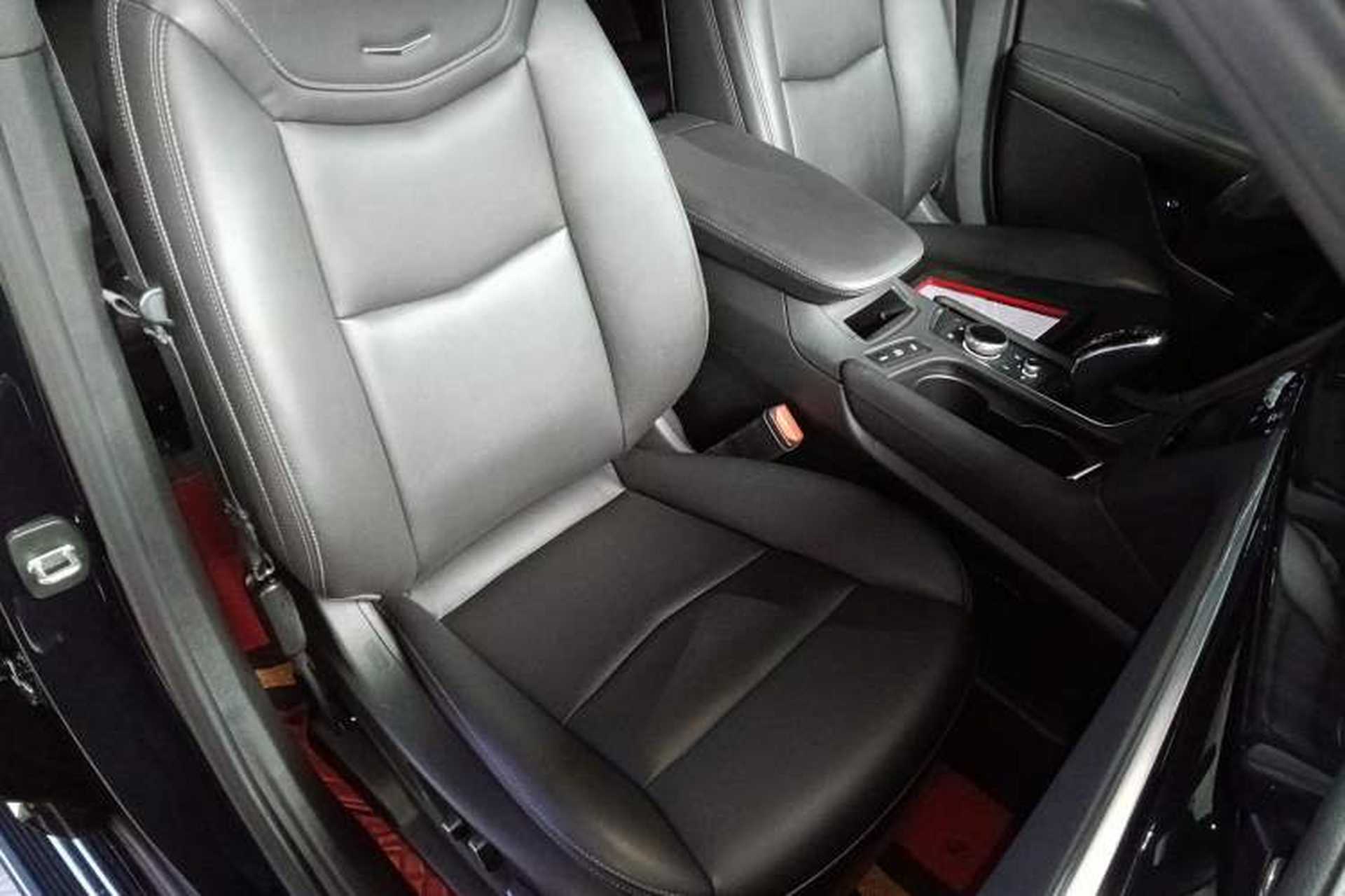 Used Cadillac XT6 2021 2.0T 6-Seater Two-Wheel Drive Luxury Version Right Front Seat