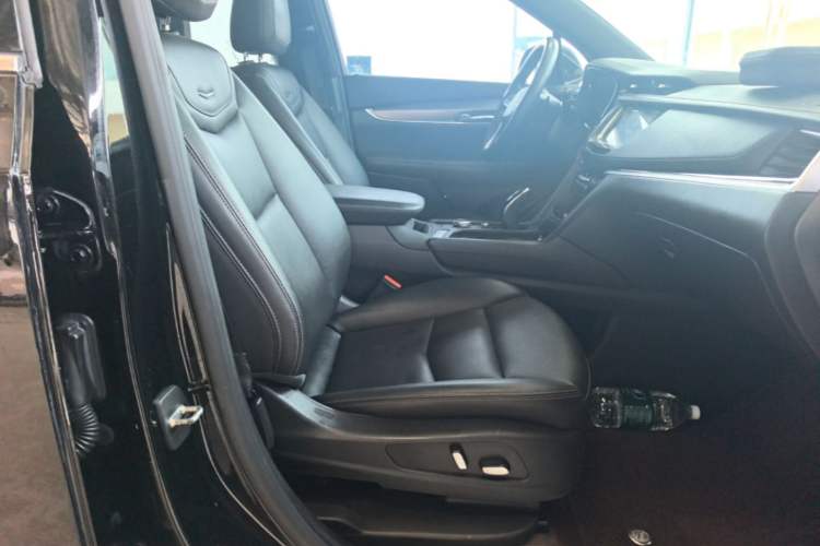 Used Cadillac XT6 2021 2.0T Seven-Seater Four-Wheel Drive Luxury Version Right Front Seat