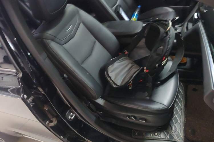 Used Cadillac XT6 2021 2.0T Six-Seater Four-Wheel-Drive Prestige Version Right Front Seat