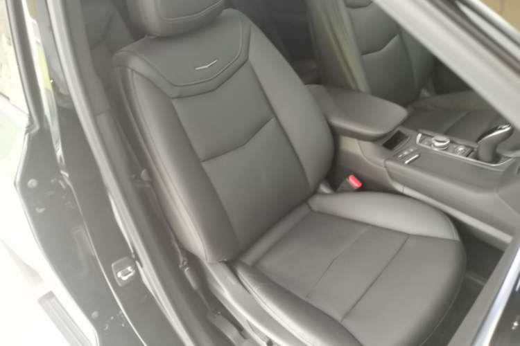 Used Cadillac XT6 2021 28T Six-Seater Four-Wheel-Drive Luxury Version Right Front Seat
