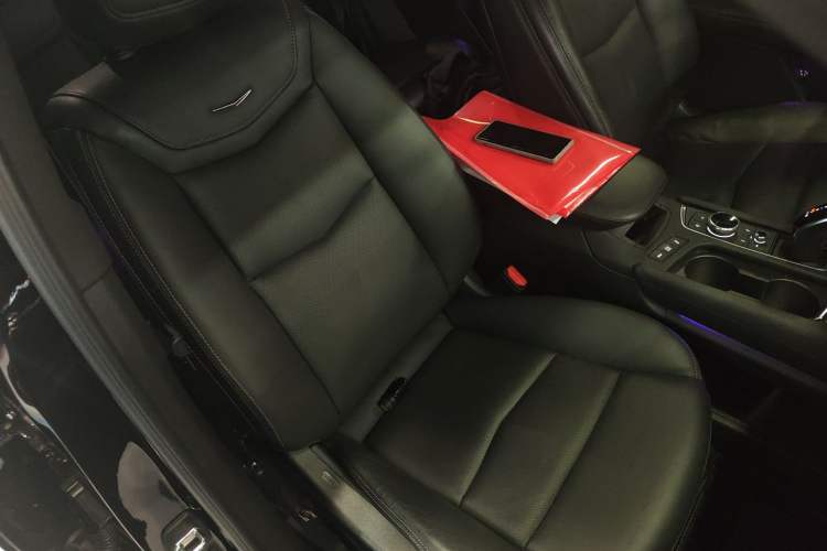 Used Cadillac XT6 2021 2.0T Six-Seater Four-Wheel-Drive Luxury Version Right Front Seat