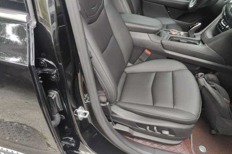 Used Cadillac XT6 2021 2.0T 7-Seater Two-Wheel-Drive Luxury Version Right Front Seat