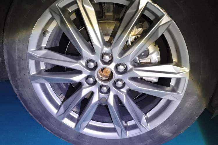 Used Cadillac XT6 2021 28T Six-Seater Four-Wheel-Drive Luxury Version Right Front Wheel Hub