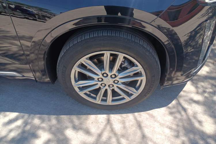 Used Cadillac XT6 2021 2.0T Six-Seater Four-Wheel-Drive Platinum Edition Right Front Wheel Hub