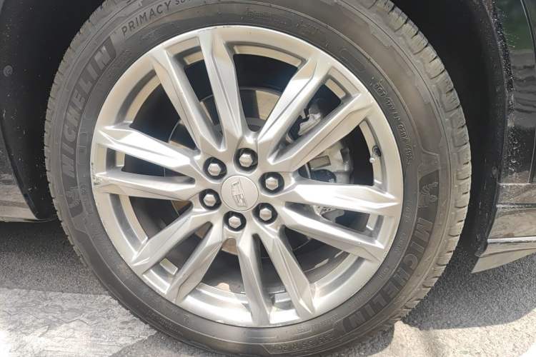 Used Cadillac XT6 2021 Revised Version 2.0T 6-Seater Four-Wheel Drive Premium Edition Right Front Wheel Hub