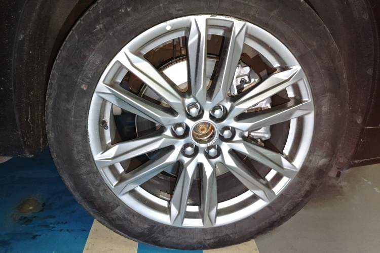 Used Cadillac XT6 2021 28T Six-Seater Four-Wheel-Drive Luxury Version Right Front Wheel Hub