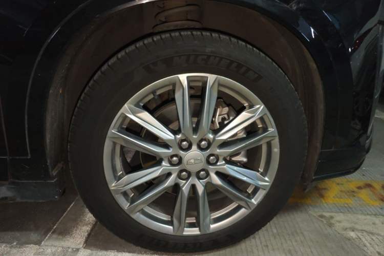 Used Cadillac XT6 2021 2.0T 7-Seater Two-Wheel-Drive Luxury Version Right Front Wheel Hub