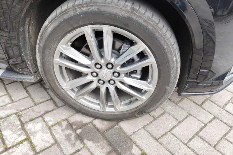 Used Cadillac XT6 2021 2.0T Six-Seater Four-Wheel-Drive Luxury Version Right Front Wheel Hub