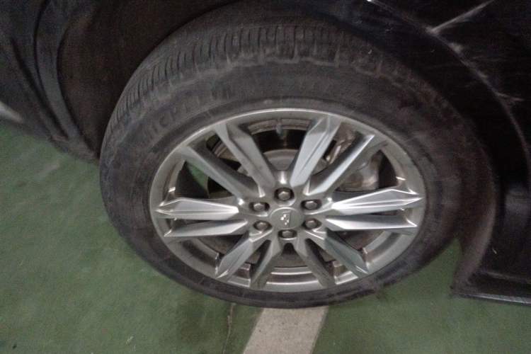 Used Cadillac XT6 2021 28T Six-Seater Four-Wheel-Drive Luxury Version Right Front Wheel Hub