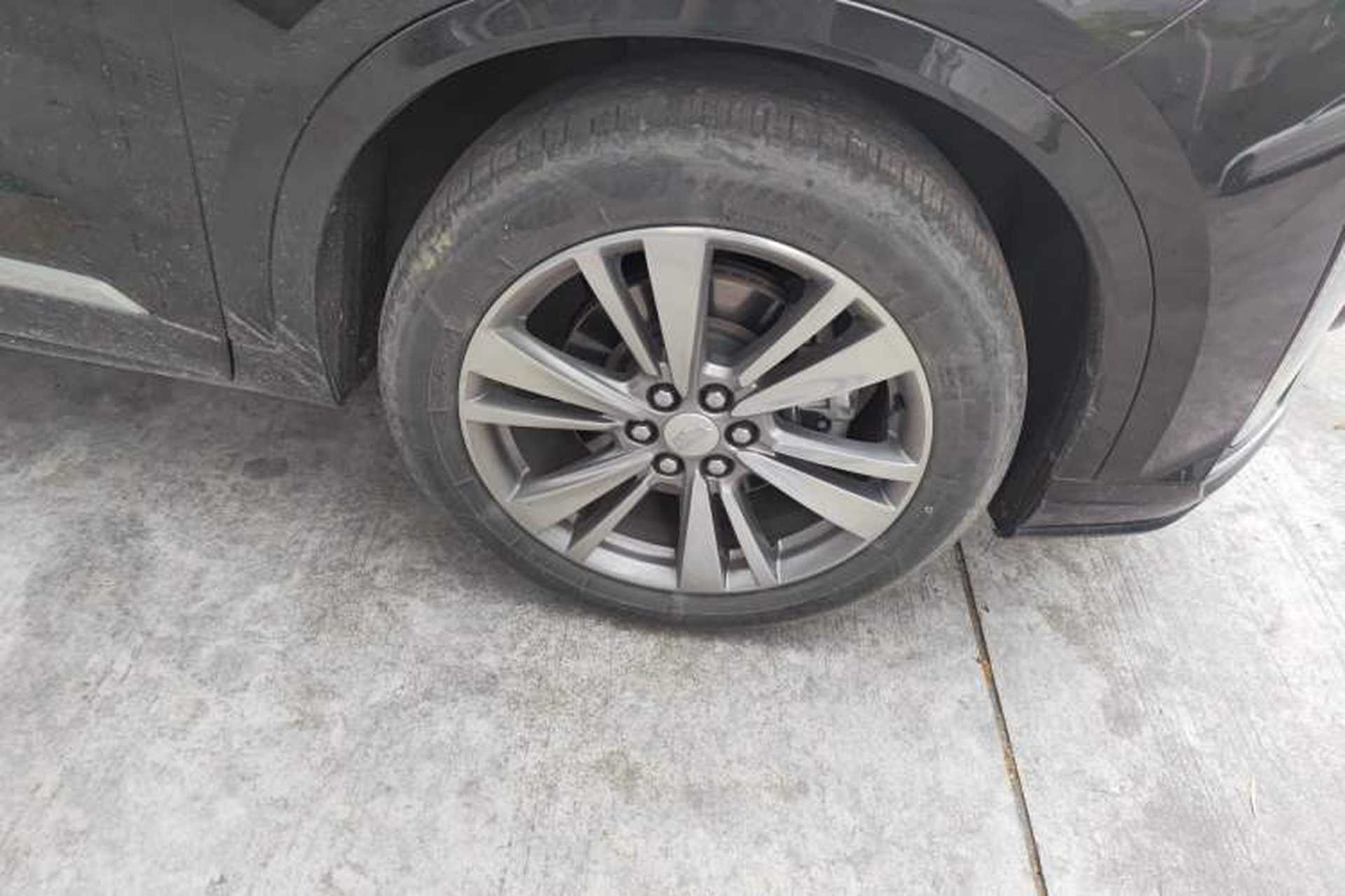 Used Cadillac XT6 2021 28T Six-Seater Four-Wheel-Drive Luxury Version Right Front Wheel Hub