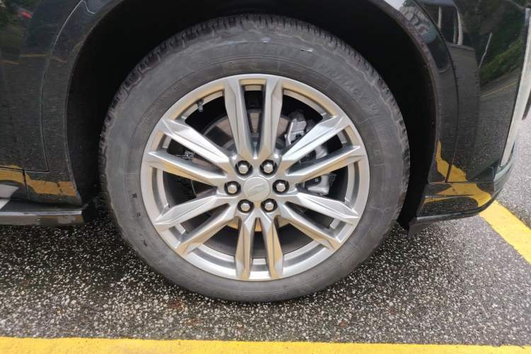Used Cadillac XT6 2021 2.0T Six-Seater Four-Wheel-Drive Prestige Version Right Front Wheel Hub