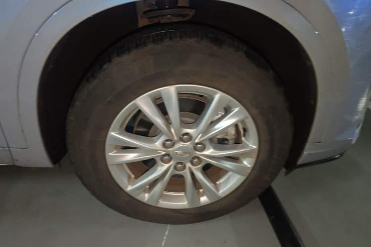 Used Cadillac XT6 2021 2.0T Six-Seater Four-Wheel-Drive Luxury Version Right Front Wheel Hub