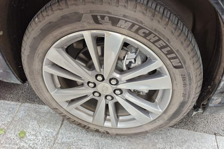 Used Cadillac XT6 2021 28T Six-Seater Four-Wheel-Drive Luxury Version Right Front Wheel Hub