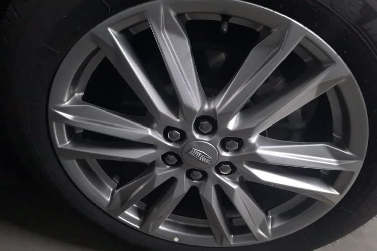 Used Cadillac XT6 2021 2.0T Six-Seater Four-Wheel-Drive Luxury Version Right Front Wheel Hub