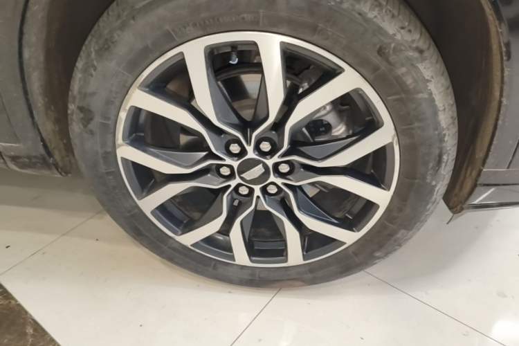 Used Cadillac XT6 2021 Revised Version 2.0T 6-Seater Four-Wheel Drive Premium Edition Right Front Wheel Hub