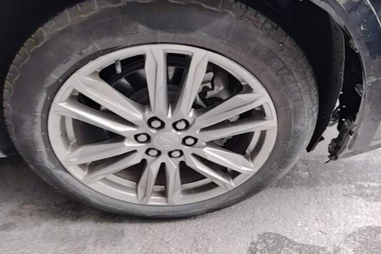 Used Cadillac XT6 2021 2.0T 7-Seater Two-Wheel-Drive Luxury Version Right Front Wheel Hub