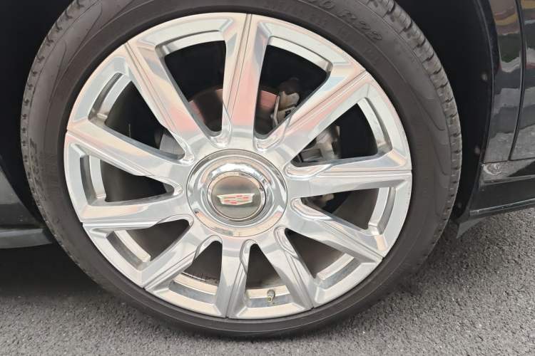 Used Cadillac XT6 2021 Revised Version 2.0T 6-Seater Four-Wheel Drive Premium Edition Right Front Wheel Hub