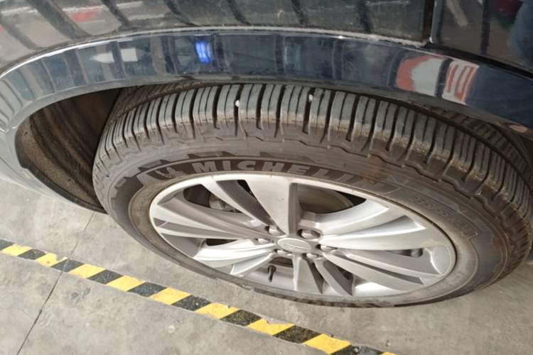 Used Cadillac XT6 2021 28T Six-Seater Four-Wheel-Drive Luxury Version Right Rear Wheel Hub