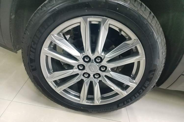 Used Cadillac XT6 2021 2.0T Six-Seater Four-Wheel-Drive Luxury Version Right Rear Wheel Hub