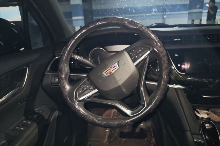 Used Cadillac XT6 2021 2.0T 6-Seater Two-Wheel Drive Luxury Version Steering Wheel