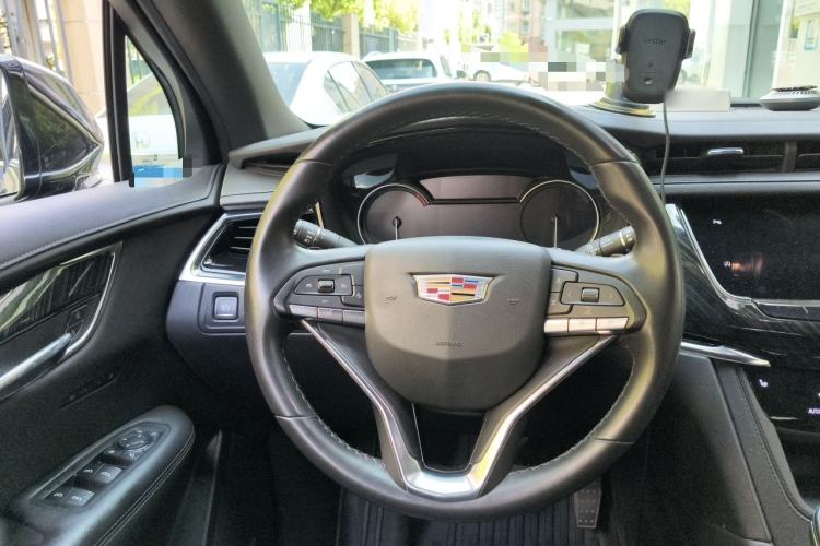 Used Cadillac XT6 2021 2.0T 6-Seater Two-Wheel Drive Luxury Version Steering Wheel