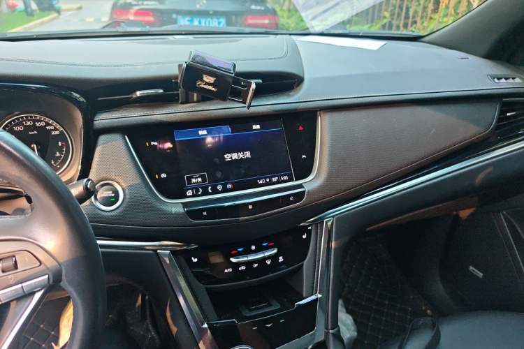 Used Cadillac XT6 2021 2.0T Six-Seater Four-Wheel-Drive Luxury Version Audio And AC Panel