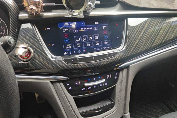 Used Cadillac XT6 2021 2.0T Six-Seater Four-Wheel-Drive Luxury Version Audio And AC Panel