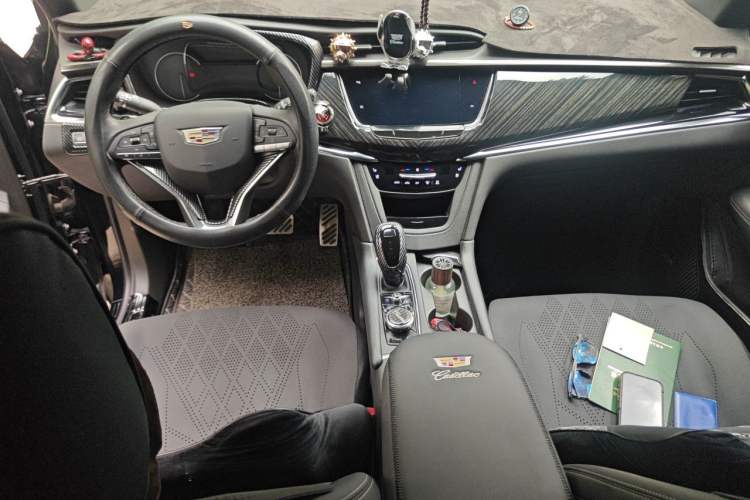 Used Cadillac XT6 2021 2.0T Six-Seater Four-Wheel-Drive Luxury Version Center Console