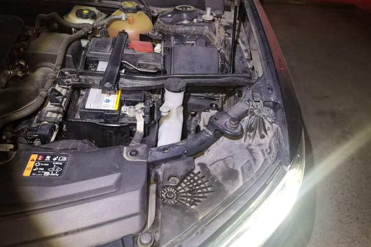 Used Cadillac XT6 2021 2.0T Six-Seater Four-Wheel-Drive Luxury Version Engine Bay Left